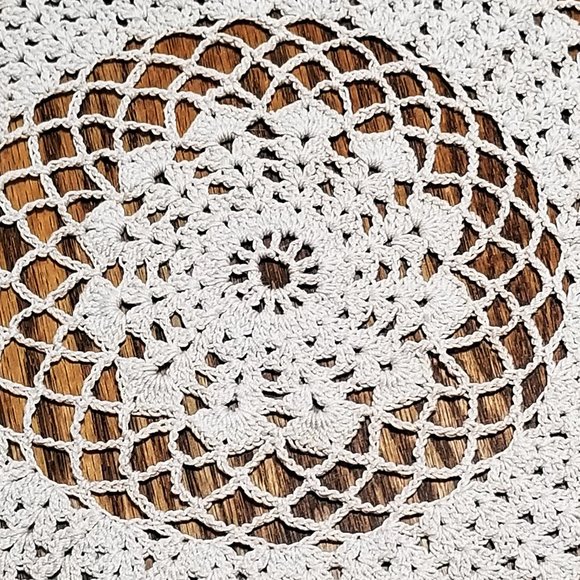 Vintage Style New Hand Crafted 4-Way Circle, Natural 20 1/4" Doily - Picture 2 of 3
